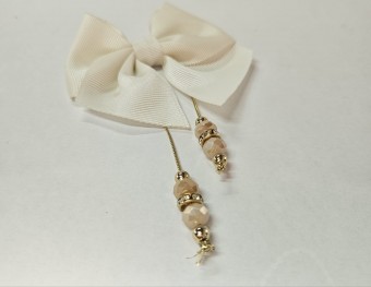 Laço de Gorgurão Creme com detalhe dourado.