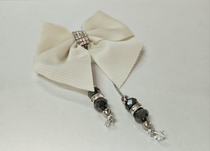Laço de Gorgurão Creme com strass prata.